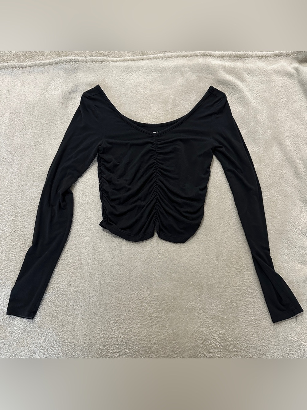 American Eagle Outfitters Black Long-Sleeve Ruched Crop Top
